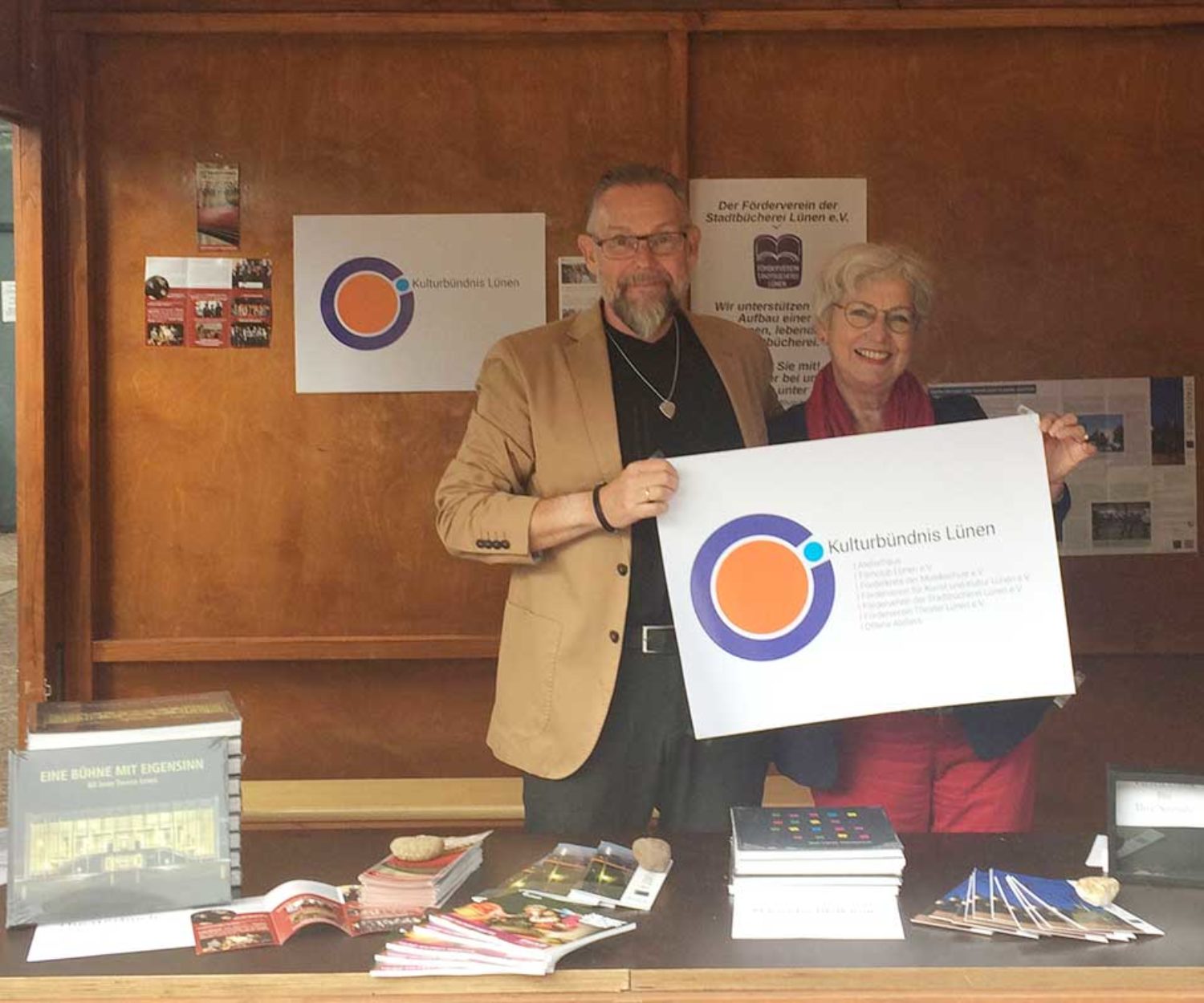 Uwe Wortmann, links im Bild mit Barbara Pufhan vom Förderverein der Stadtbücherei
