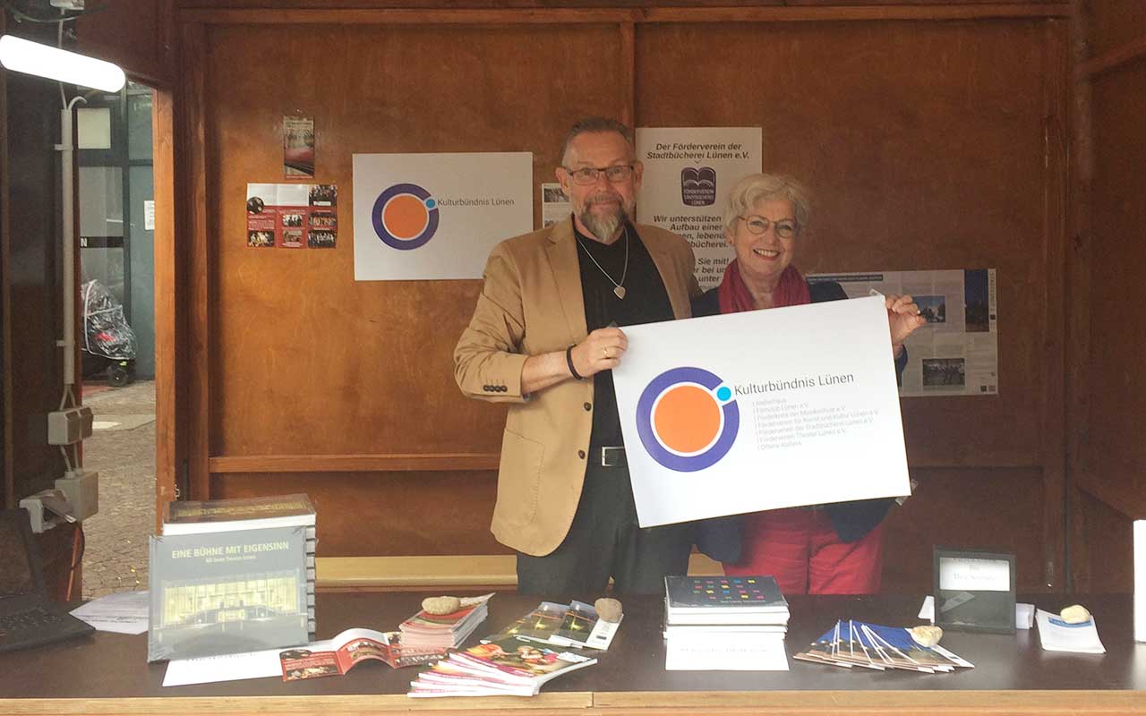 Uwe Wortmann, links im Bild mit Barbara Pufhan vom Förderverein der Stadtbücherei
