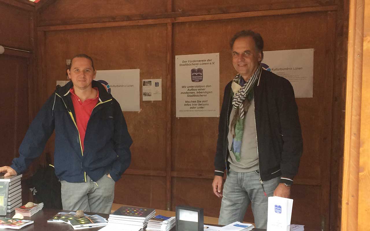 Thomas Scheidle, rechts im Bild mit Frank Ragutt vom Förderverein der Stadtbücherei.