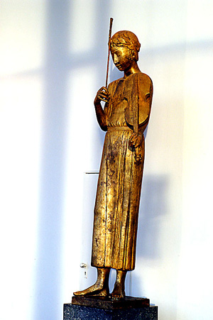 Im Theater die Skulptur „Orpheus“ von Gerhard Marcks