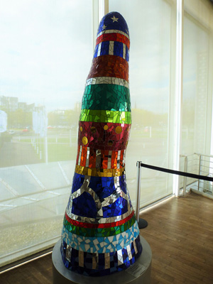 in der Galerie des Hansesaals der Obelisk der Künstlerin Niki de Saint Phalle